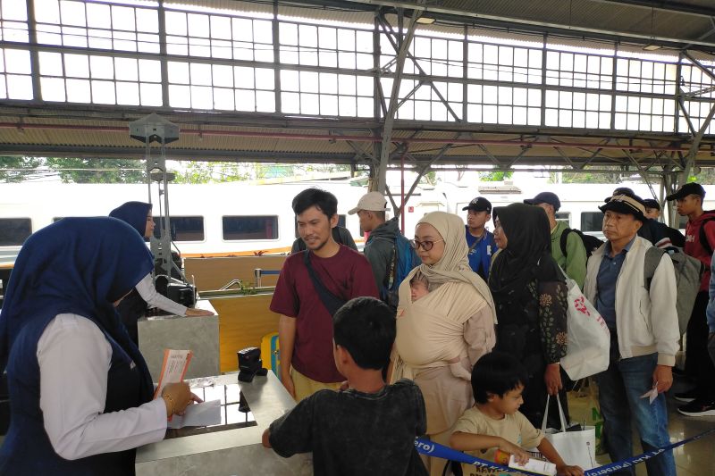 KAI Daop 1 Jakarta sebut hari ini puncak arus balik Idul Adha