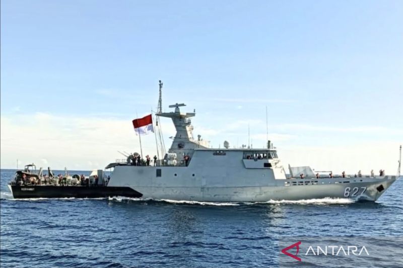 Dua kapal perang Koarmada I latihan manuver di Selat Malaka