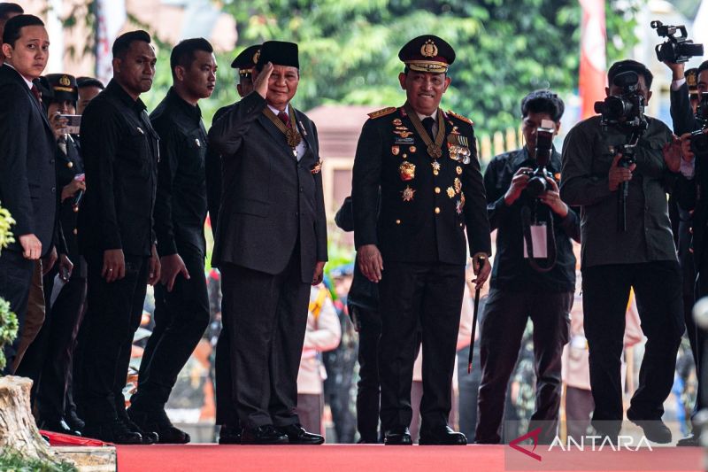 Prabowo terima Bintang Bhayangkara Utama