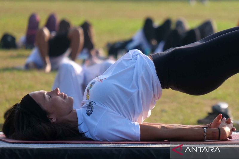 Ratusan peserta ikuti yoga massal di Bali