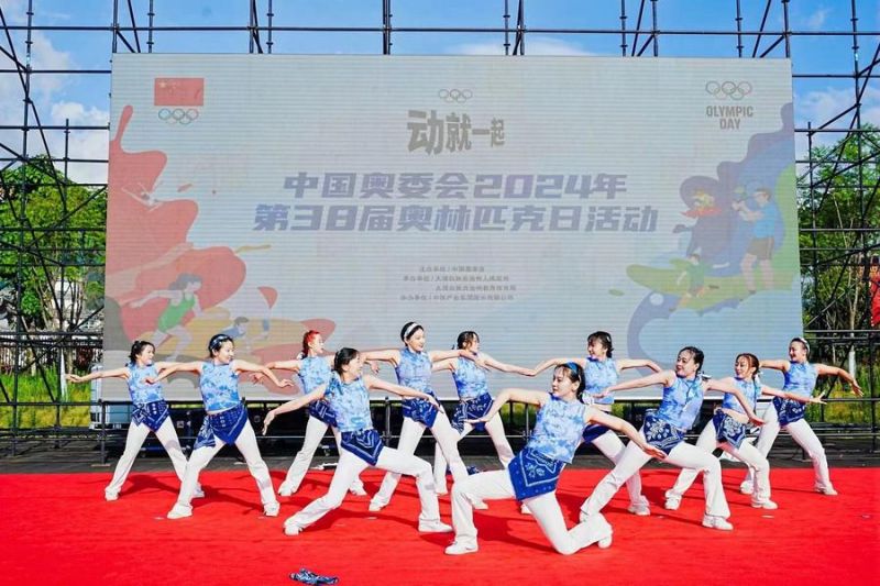 Penggemar olahraga di China rayakan Hari Olimpiade