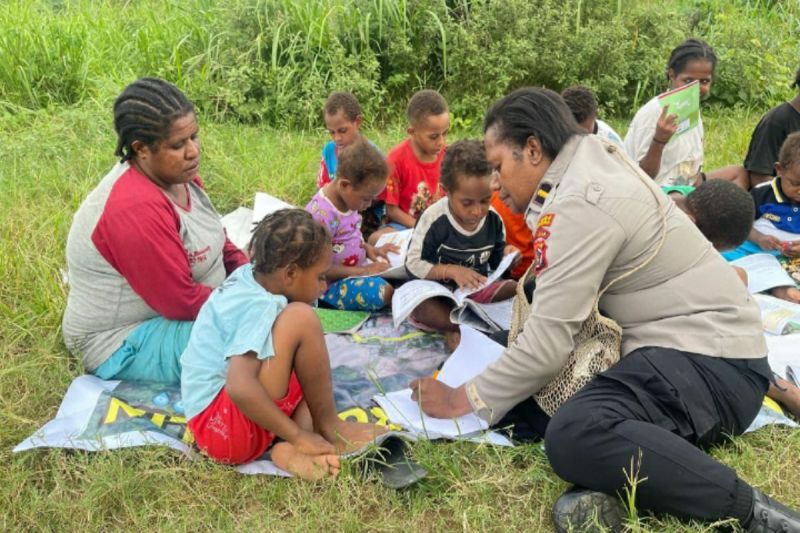 Bhayangkara Jayapura buka cakrawala warga buta aksara