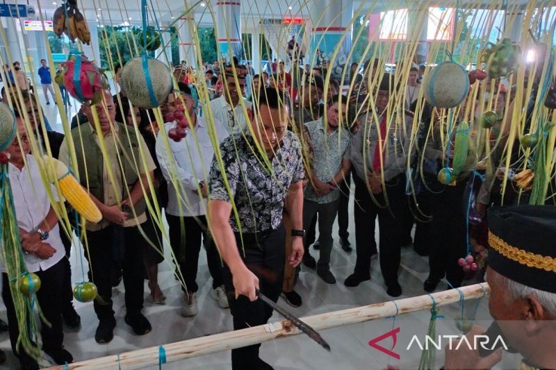 Kunjungan kerja ke Kalteng, Menteri ATR jalani tradisi potong pantan