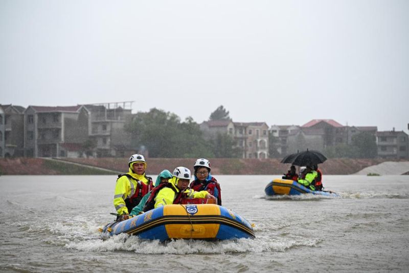 Sungai di China meluap di tengah guyuran hujan deras tanpa henti