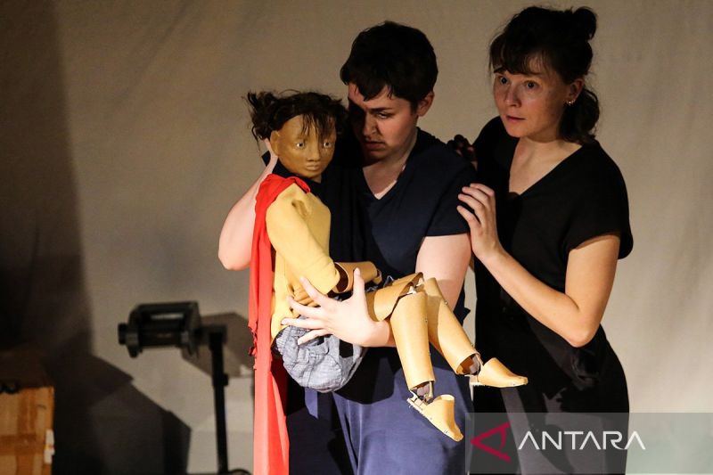 Kelompok teater Belanda Studio Figur gelar pertunjukan teater boneka di Erasmus Huis