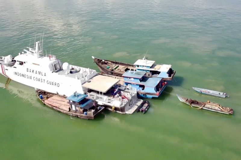 Bakamla geledah tiga kapal tambang pasir ilegal di Perairan Karimun