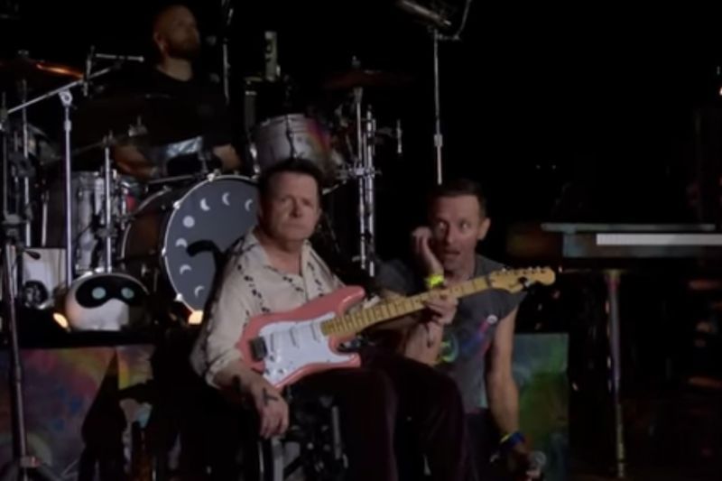 Michael J. Fox nyanyikan "Fix You" bersama Coldplay di Glastonbury