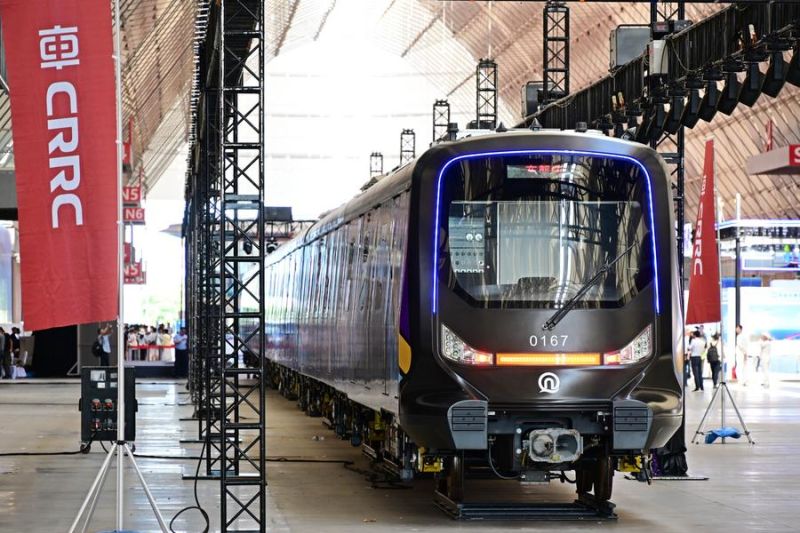 Kereta metro serat karbon hemat energi diluncurkan di China