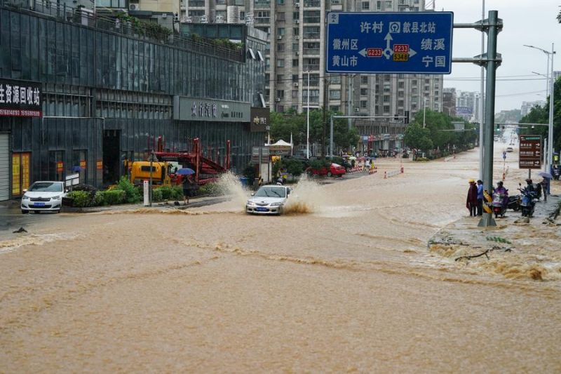China keluarkan peringatan merah untuk hujan badai dan arus deras
