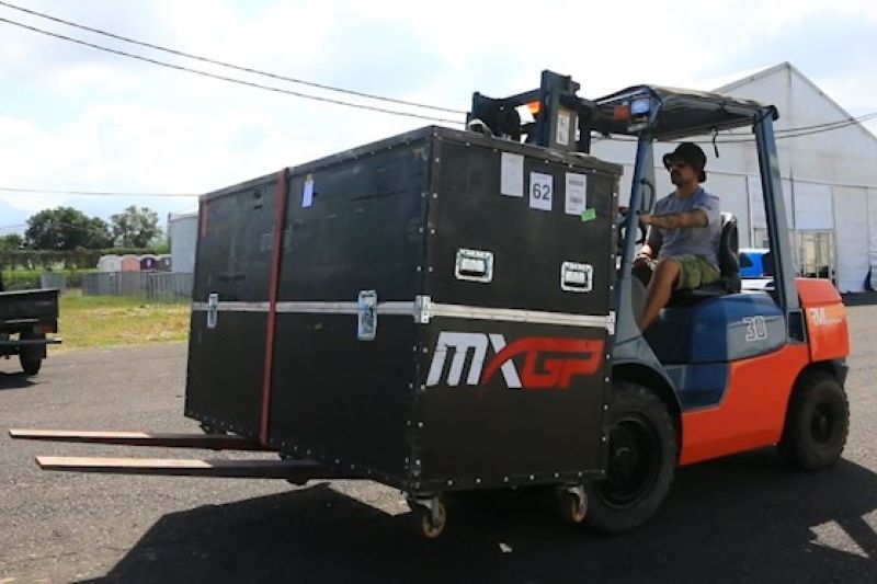40 ton logistik pembalap MXGP 2024 tiba di Lombok