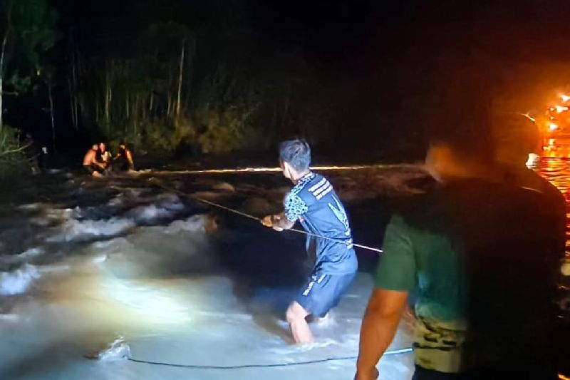 Satgas Pamtas Yonif 111/KB evakuasi warga Ulilin  terseret banjir