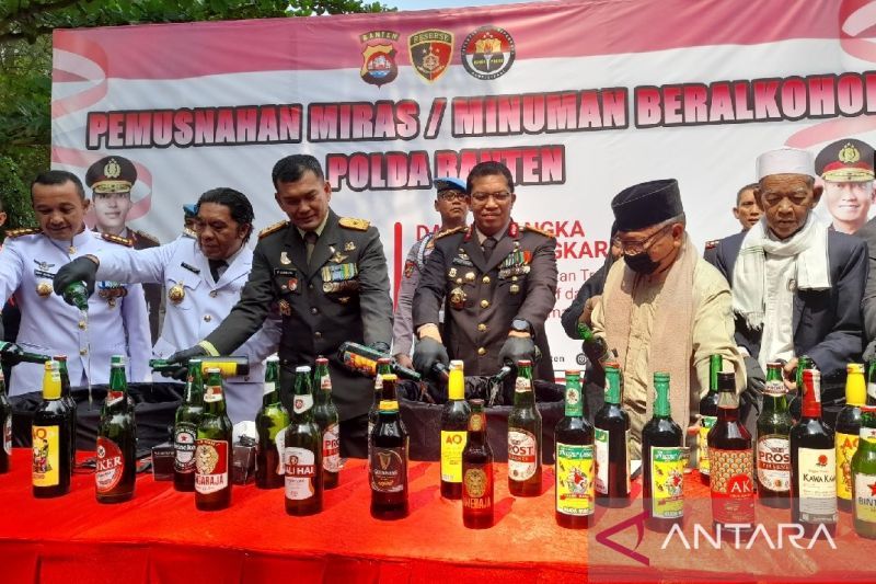 Polda Banten musnahkan 75.279 botol miras hasilkegiatan rutin