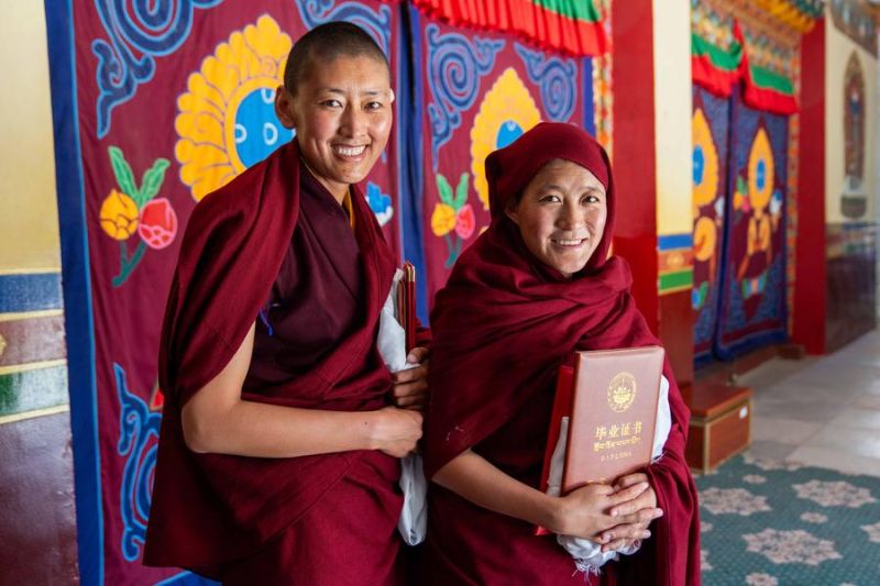 kelompok-pertama-biksuni-buddha-tibet-terima-gelar-master