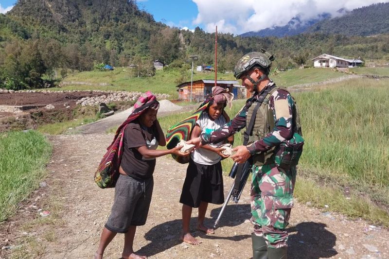 Satgas TNI Habema bagikan makanan kepada masyarakat Sinak