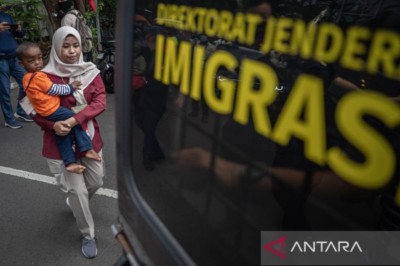 Petugas relokasi 15 pengungsi WNA ke rumah detensi imigrasi