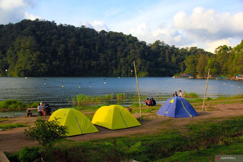 indahnya-danau-lau-kawar-di-kaki-gunung-sinabung