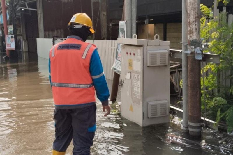 PLN pulihkan listrik akibat banjir di Sidrap dan Soppeng