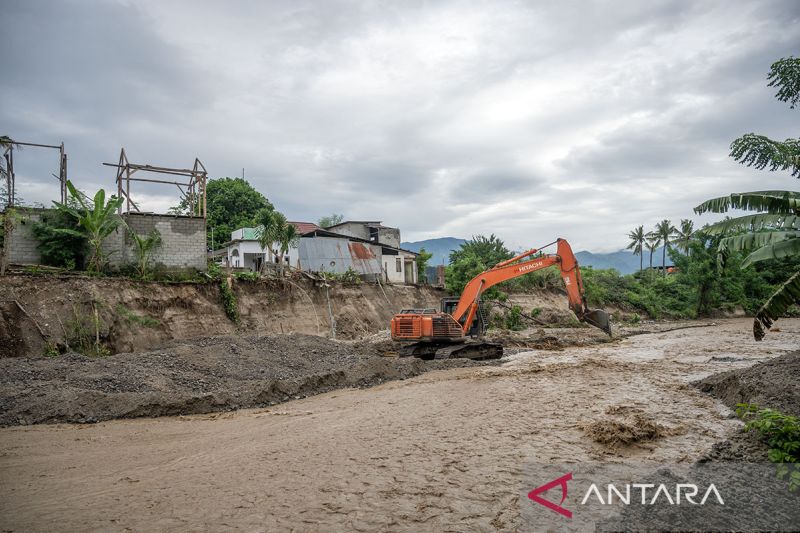 Air bah rusak rumah dan jembatan di Palu