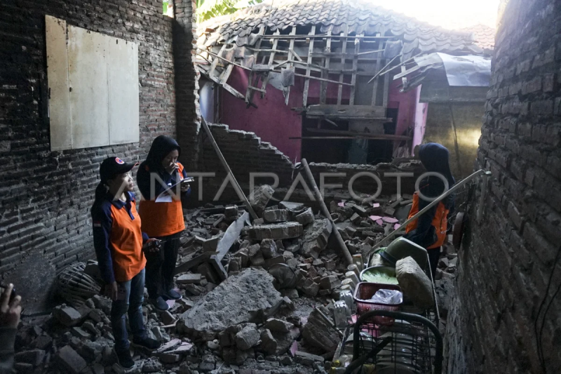 Rumah roboh terdampak gempa Batang