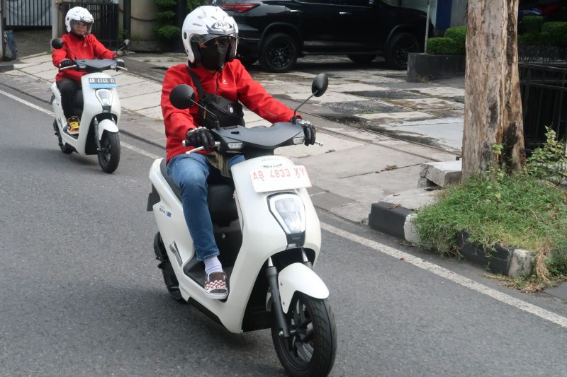 Tips aman berkendara dengan sepeda motor listrik