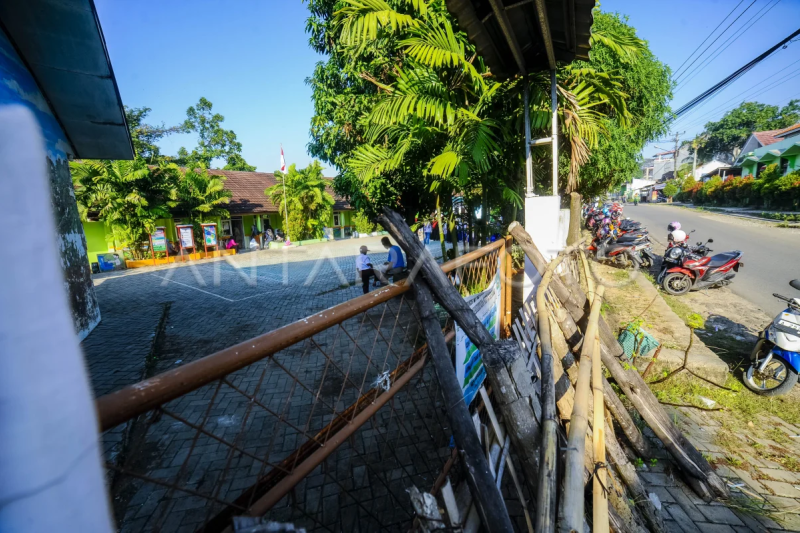 Gerbang SDN Kuranji ditutup dengan tumpukan kayu