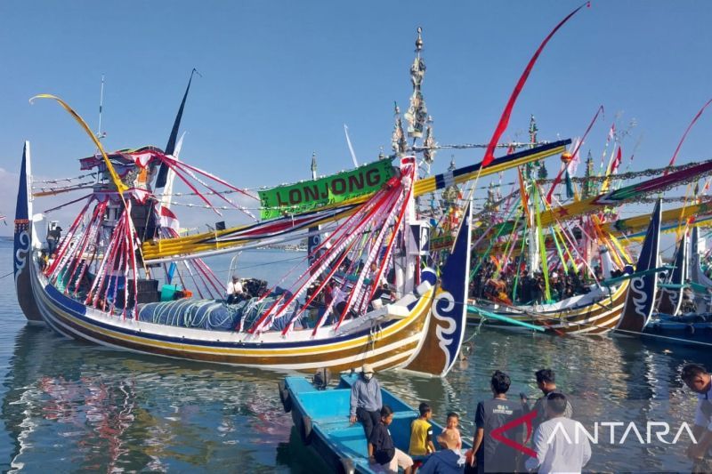 Puluhan perahu di Jembrana bersolek untuk acara petik laut 