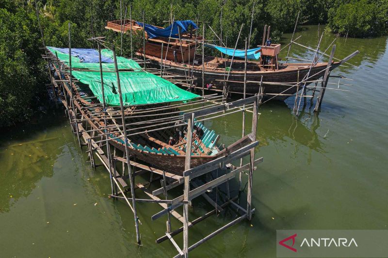 Pembuatan kapal nelayan tradisional di Kendari 