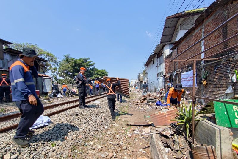 Daop 8 Surabaya sterilisasi jalur KA stasiun Malang-Stasiun Blimbing 