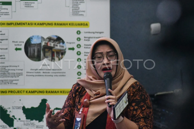 Dirkeu Perum LKBN Antara menjadi pembicara seminar nasional