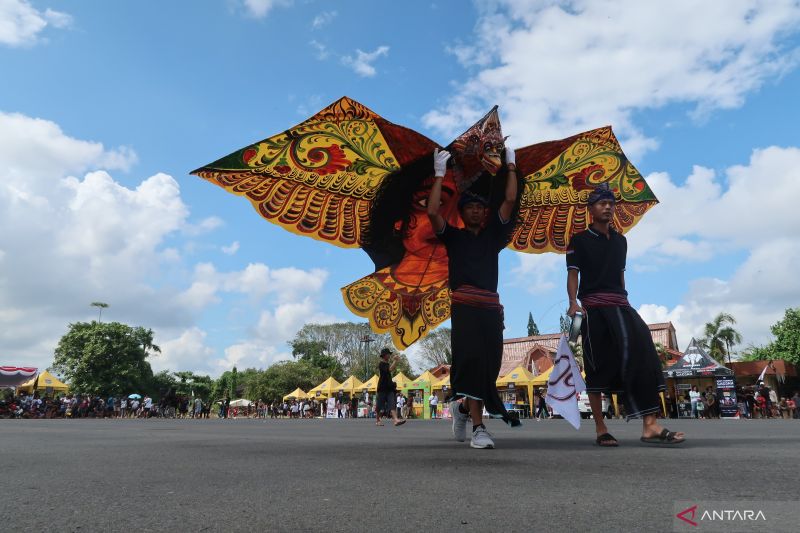 Festival layang-layang hiasi langit Kota Mataram 