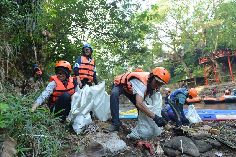 PGN angkut 7,9 ton sampah dari Sungai Ciliwung