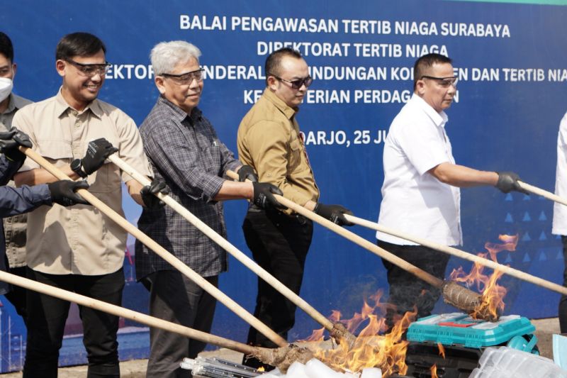 Tak Sesuai Aturan, Berbagai Produk Makanan dan Rumah Tangga Dimusnahkan Pemerintah