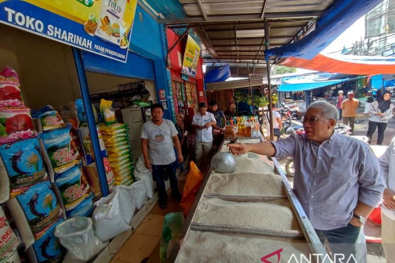 Dirut Bulog tinjau pasar pastikan harga beras di Makassar