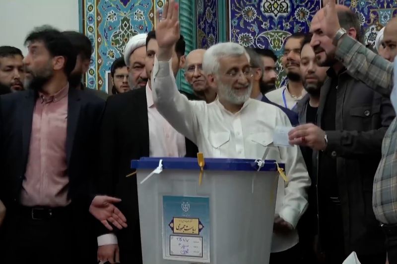 Pezeshkian dan Jalili bersaing dalam pemilihan Presiden Iran