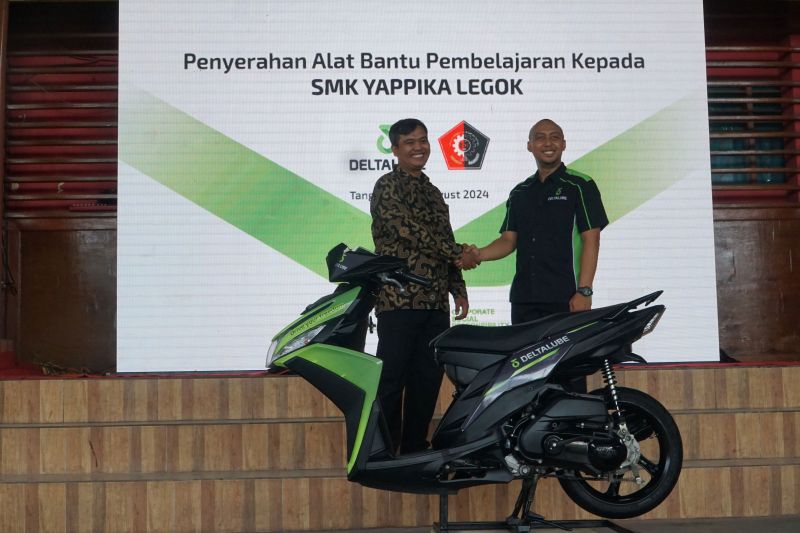 Deltalube donasikan motor untuk praktik siswa di SMK Yappika Legok 