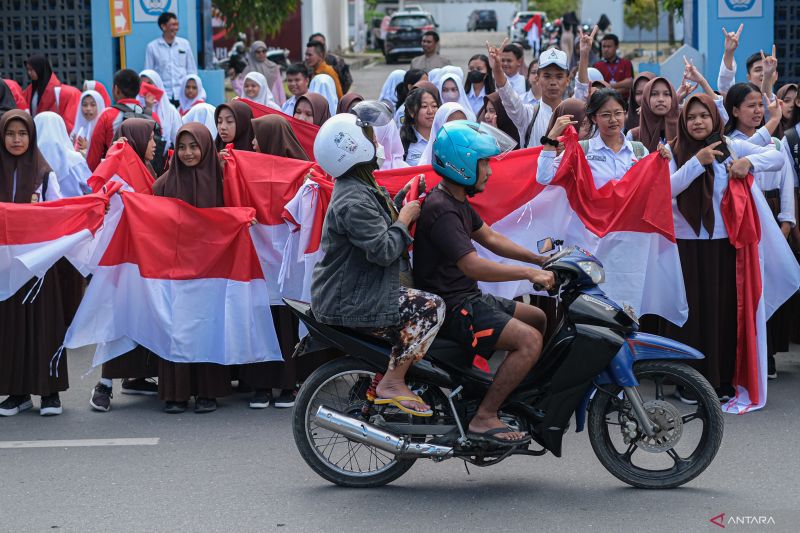 Pembagian bendera Merah Putih di Kendari