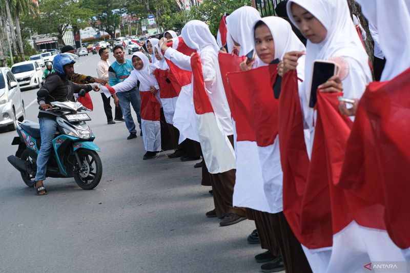 Pembagian bendera Merah Putih di Kendari