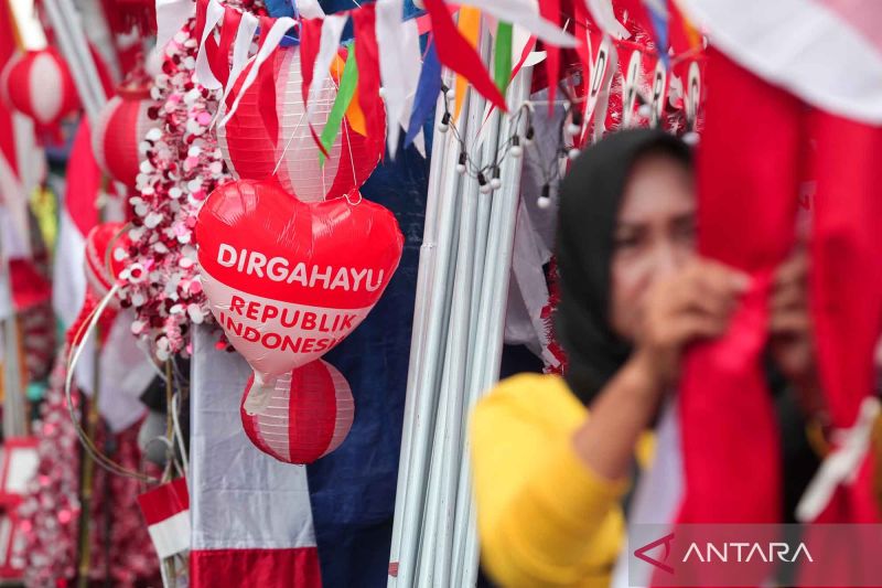 Sentra penjualan bendera Merah Putih di Surabaya.