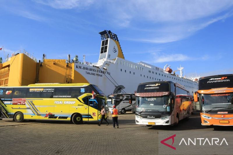 Sebanyak 70 bus operasional IKN berangkat dari Tanjung Perak