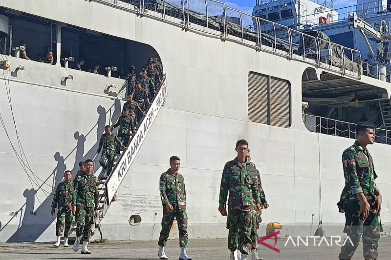 Ratusan personel TNI untuk upacara HUT RI tiba di Pelabuhan Balikpapan