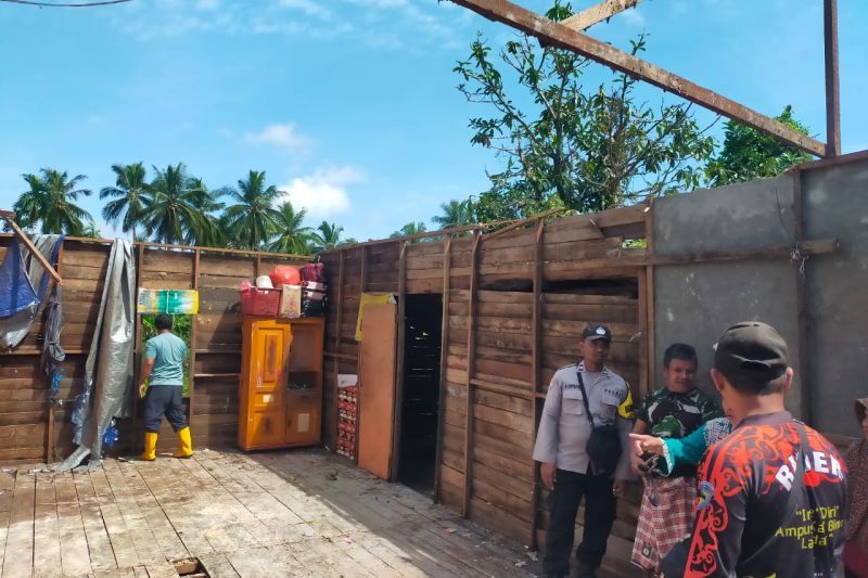 Polisi data 16 rumah di Kubu Raya rusak berat akibat puting beliung 