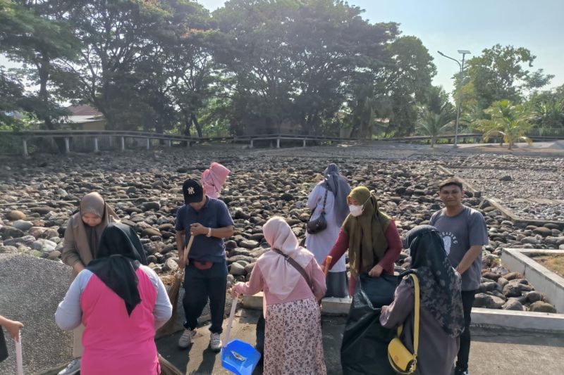 Ratusan ASN bersihkan sampah lokasi wisata Banda Aceh jelang PON XXI