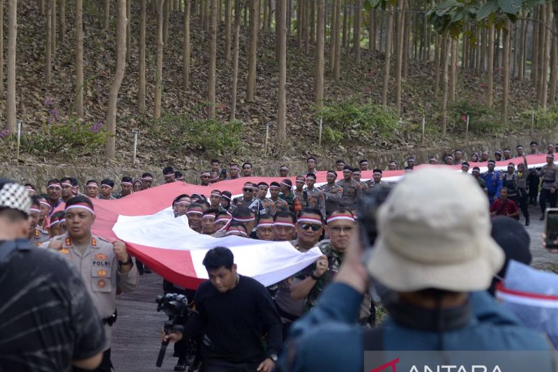 Pembentangan Bendera Merah Putih TNI-Polri 