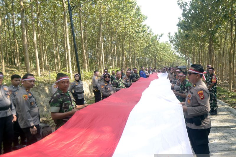 Pembentangan Bendera Merah Putih TNI-Polri 