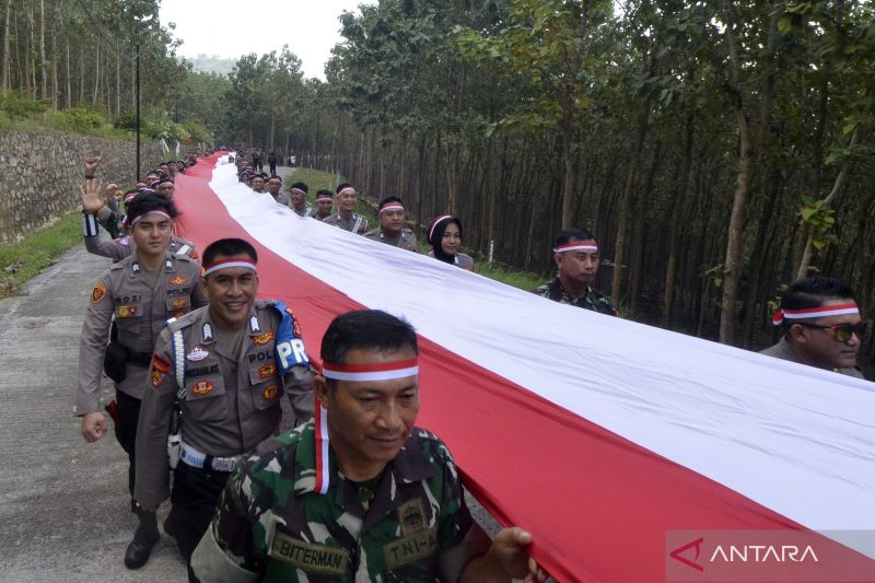 TNI-Polri bekerja sama bentangkan bendera Merah Putih sepanjang 79 meter di Lampung