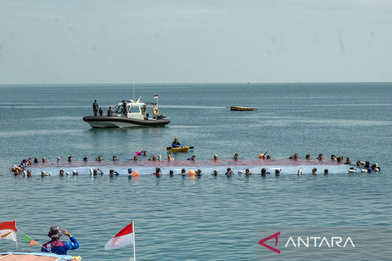 Pembentangan bendera Merah Putih di Teluk Palu