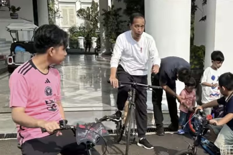 Jokowi nikmati Minggu pagi bersepeda dengan anak cucu di taman istana