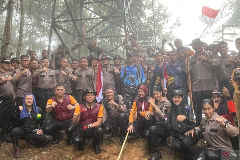 Personel gabungan kibarkan Merah Putih di puncak Gunung Bintan