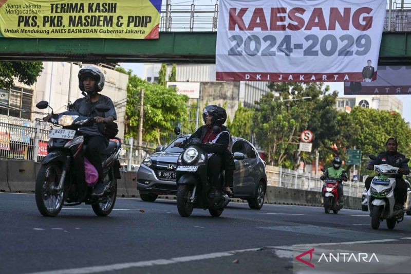 Atribut dukungan politik marak dipasang di Jakarta jelang pilkada