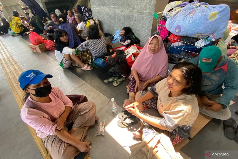 Warga pilih mengungsi ke Stasiun KA Bandara Manggarai imbas kebakaran